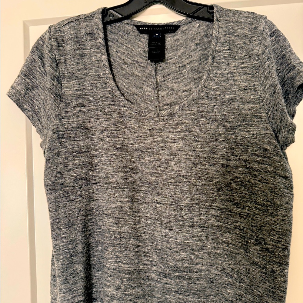 Marc Jacob’s T shirt in medium carbon grey high low detail